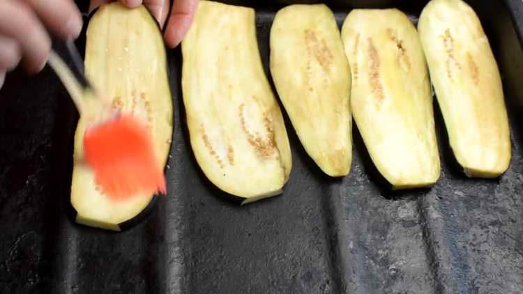 намажете патладжана с олио