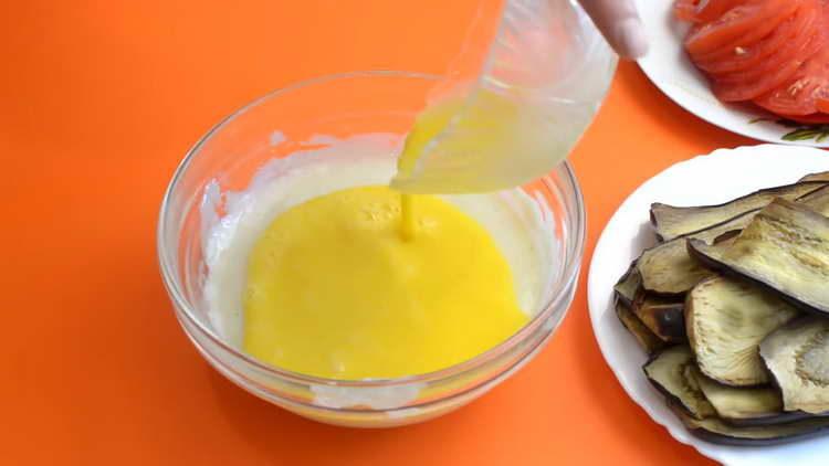 изсипете яйца в соса