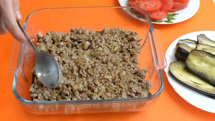 сложете каймата върху патладжана