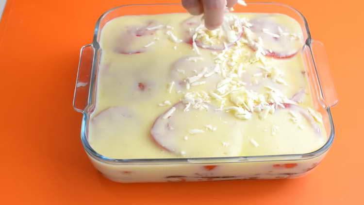 напълнете слоевете със сос