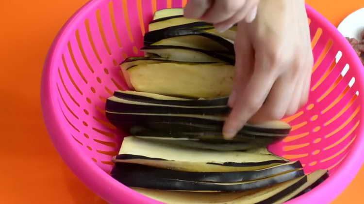 сложете патладжана в купа