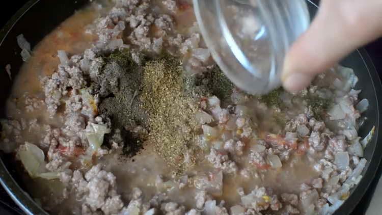 добавете подправки към каймата