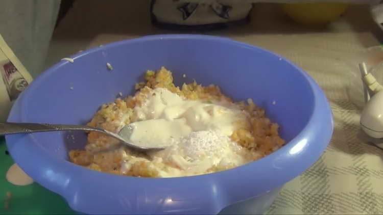 tilsæt mel til hakket kød