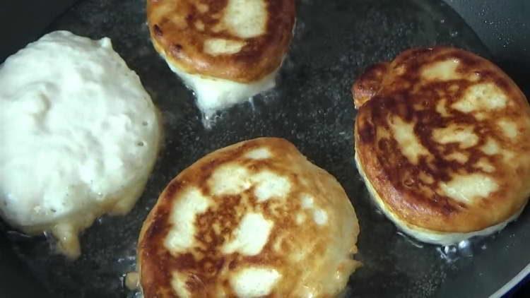 puneți clătitele în tigaie