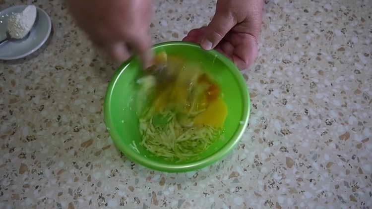 מערבבים דלעת מגוררת וביצה