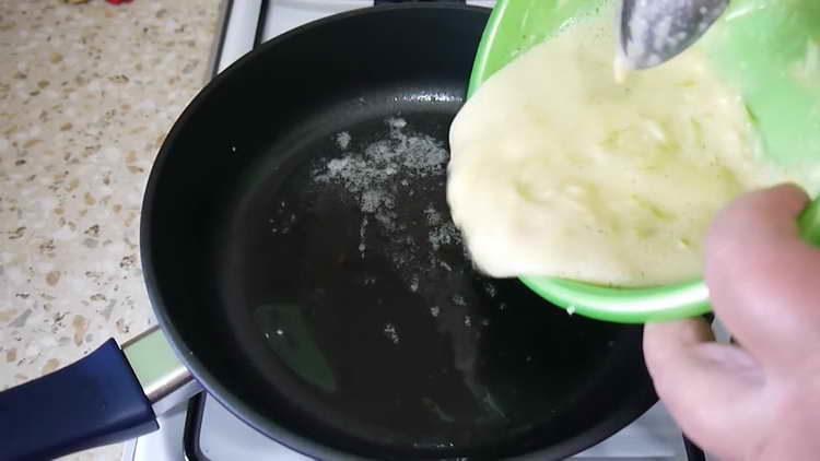 שופכים את הבצק לתבנית