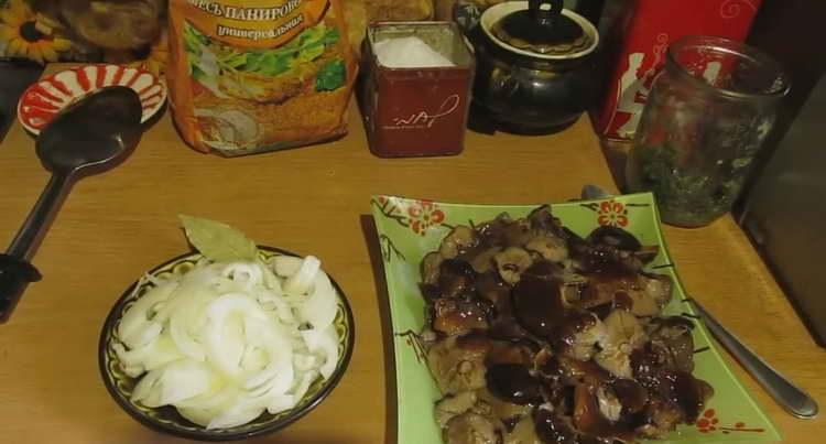 se toacă ciupercile și ceapa