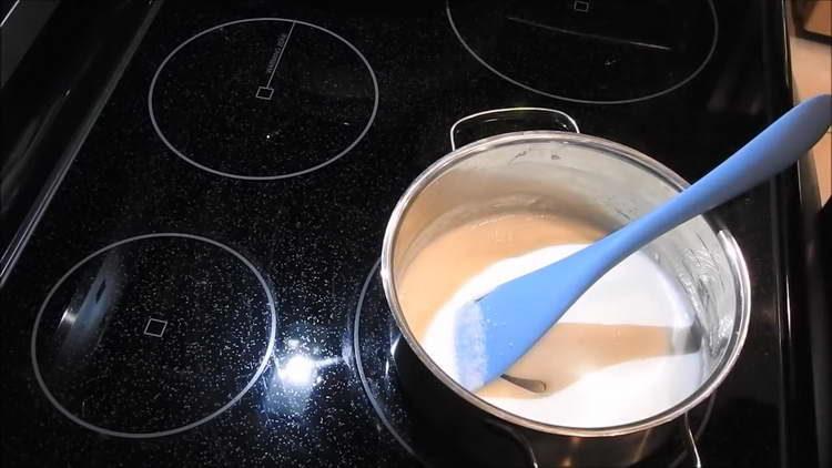 להביא את מסת החלב לרתיחה