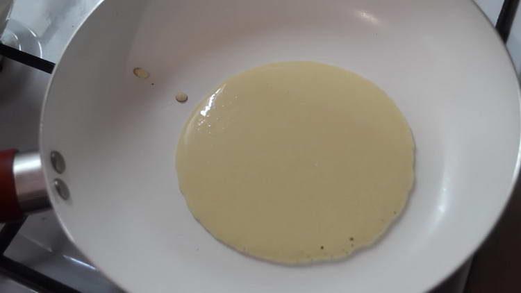 turnați aluatul în tigaie