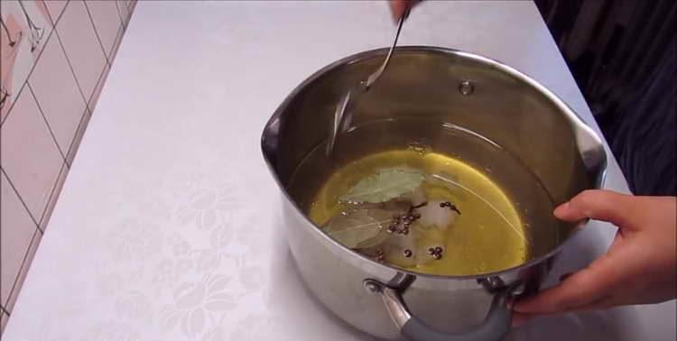 ajouter de l'eau dans la casserole et ajouter des épices