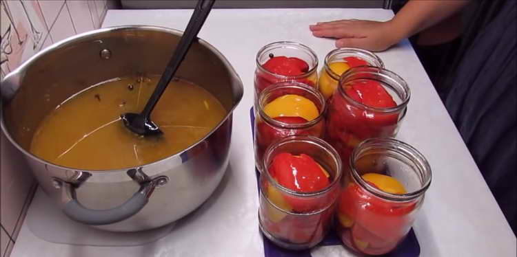 mettre le poivre dans des bocaux