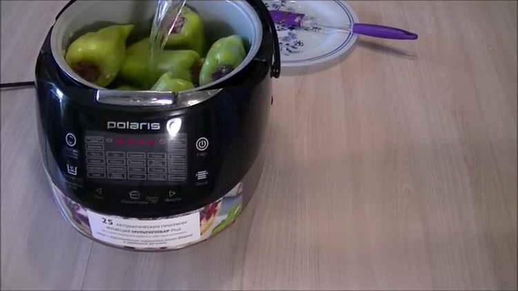 изсипете черен пипер във вода