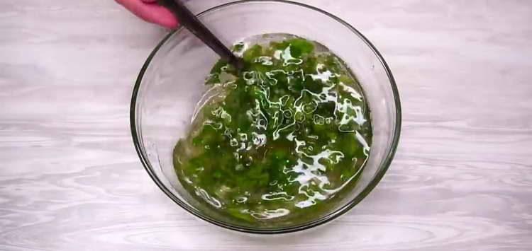 שופכים את רוטב הפלפל