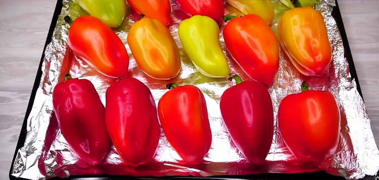 שים פלפל על נייר כסף ועל נייר אפייה