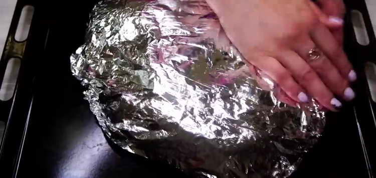 עטוף פלפל מוכן בנייר כסף