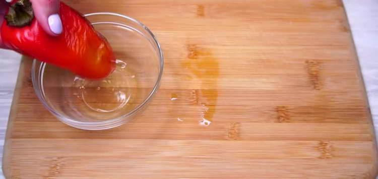 שופכים מיץ מהפלפל