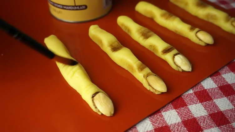 hacer pequeños cortes en el dedo