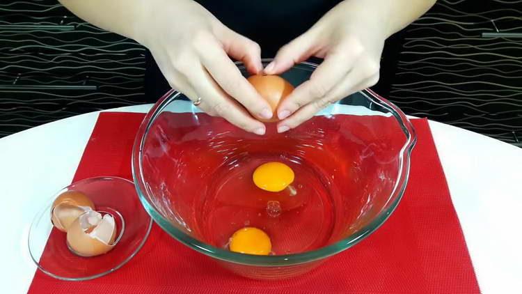 разбийте яйцата в купа