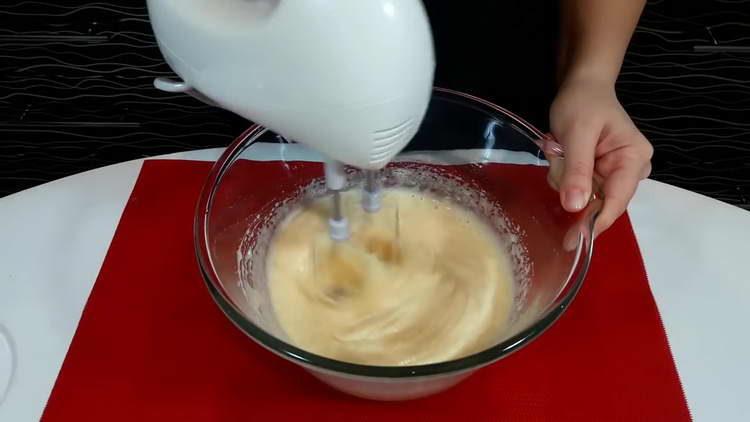 разбийте яйцата със захарта