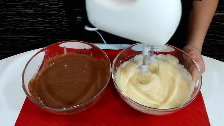 изсипете брашно във втора купа