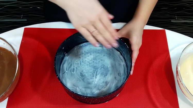 смажете формата с масло