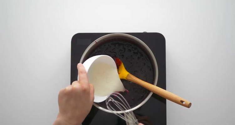 mag-iniksi ng almirol sa currant