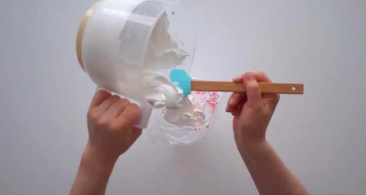 ilagay ang mga squirrels sa isang pastry bag