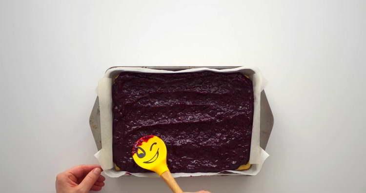 ibuhos ang mga currant sa cake