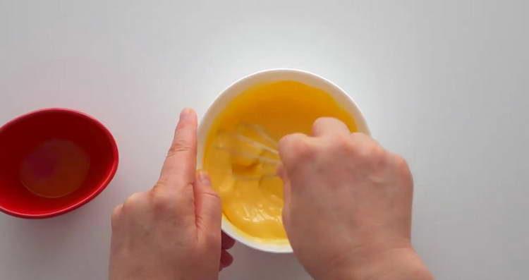 paghaluin ang kulay-gatas na may itlog