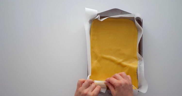 ilagay ang kuwarta sa hulma