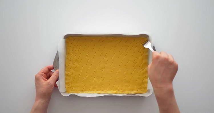 tinusok ang kuwarta gamit ang isang tinidor