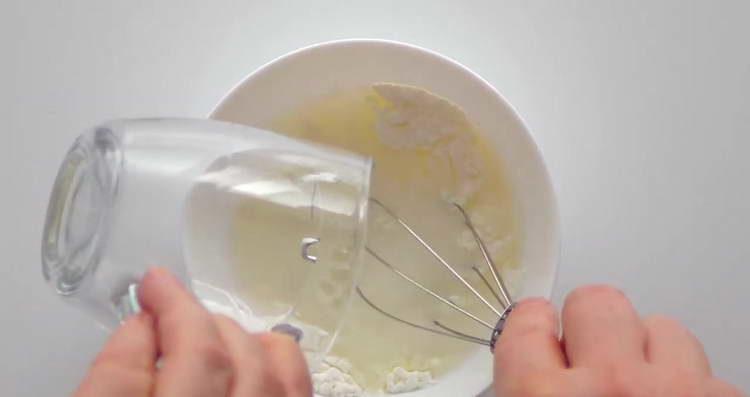 ibuhos ang harina sa tubig