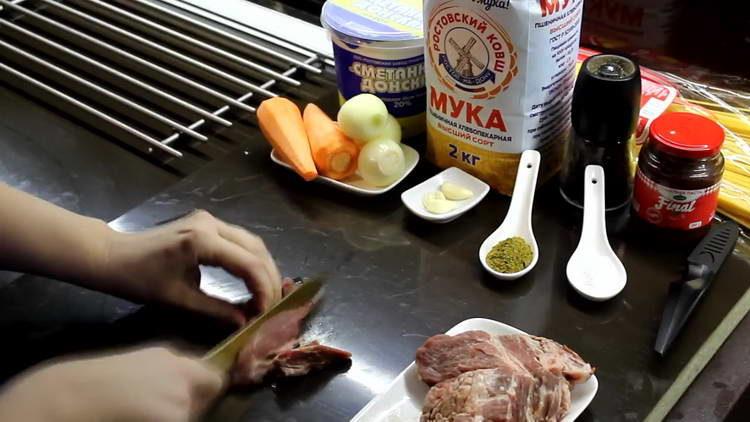 couper le porc en morceaux