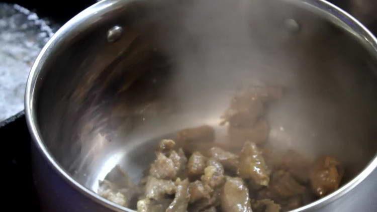 mettre la viande dans une casserole