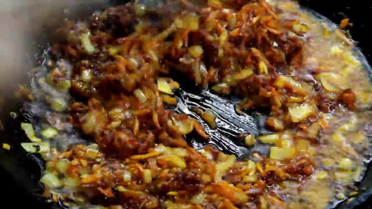 ajouter de la pâte de tomate aux légumes