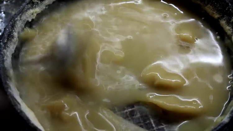 verser de l'eau dans la farine