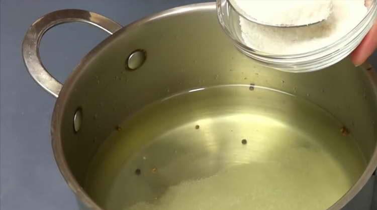 nalijeme ocet do marinády