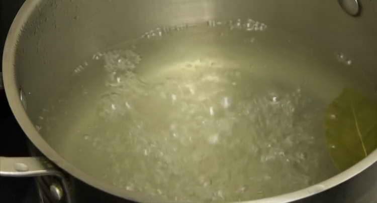 přiveďte solanku k varu