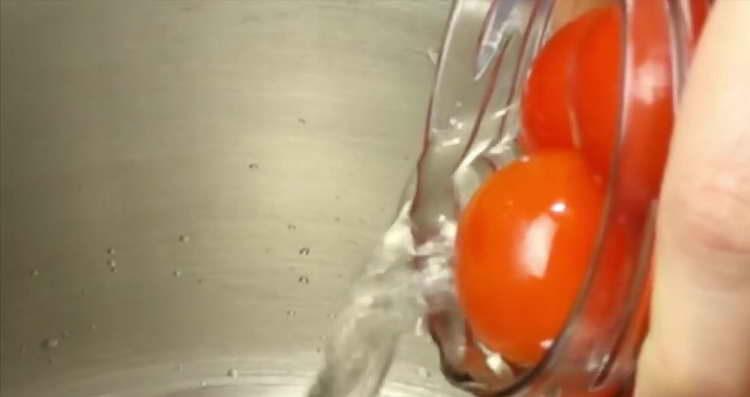 nalít vodu z plechovek