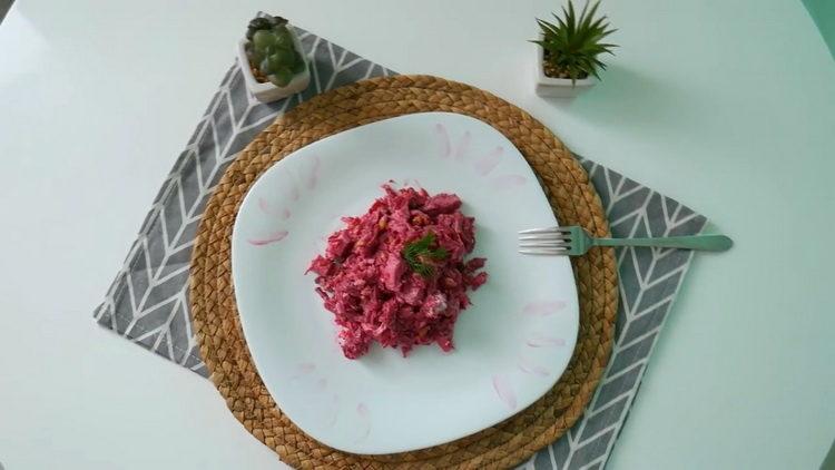 coloque a salada em um prato