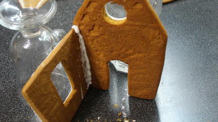 fixați detaliile casei cu glazură