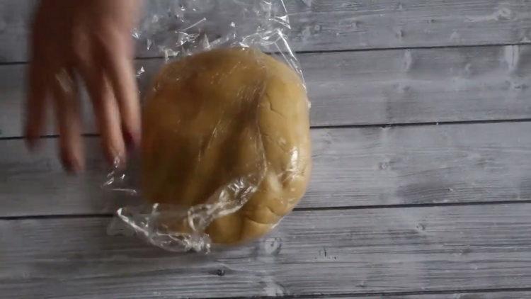 pune aluatul sub film