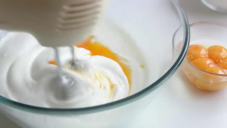 mélanger les protéines avec le jaune