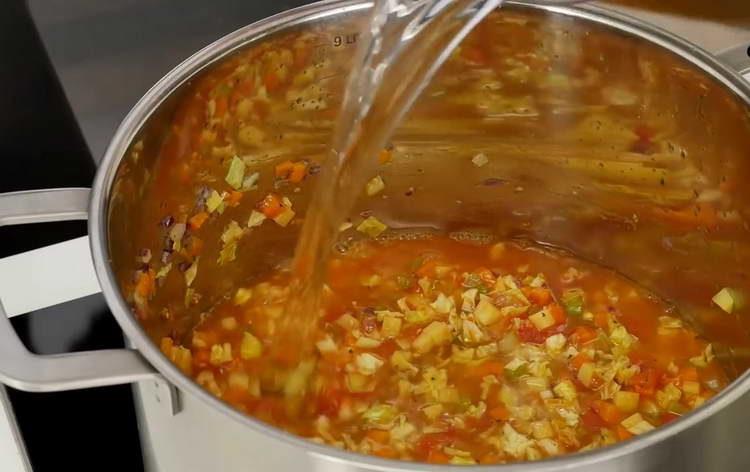 se toarnă apă în tigaie