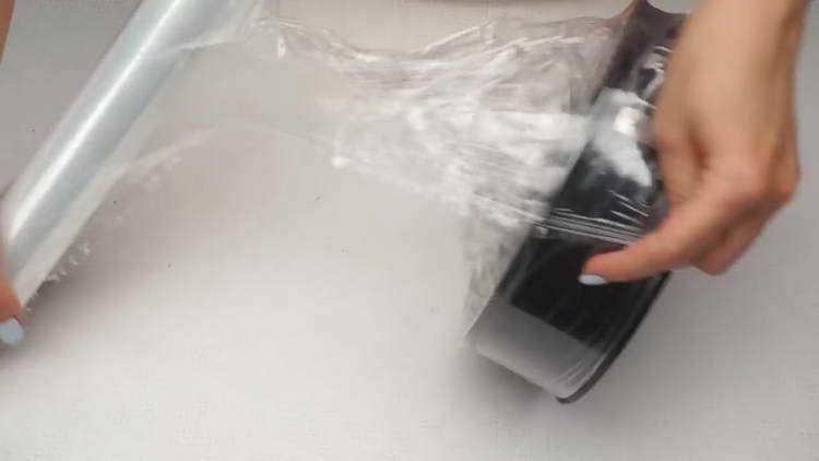 se acoperă matrița cu spumă