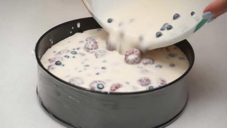 se toarnă aluatul în formă