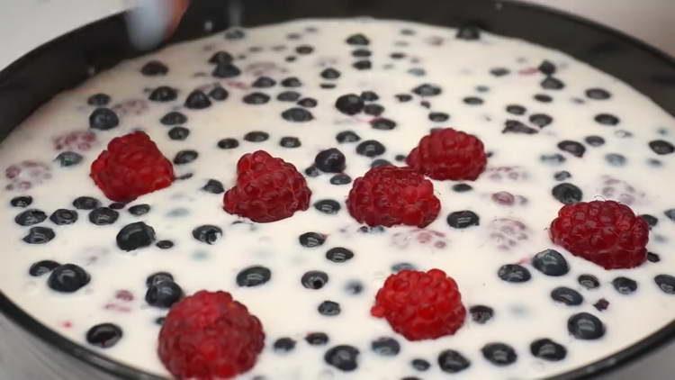 pune fructe de padure pe jeleu