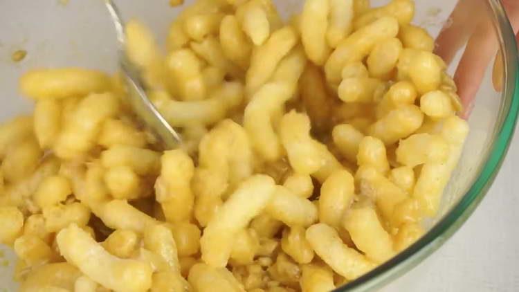 frământați untul cu bețișoare de porumb