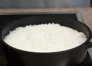 Como cozinhar o arroz em uma panela na água