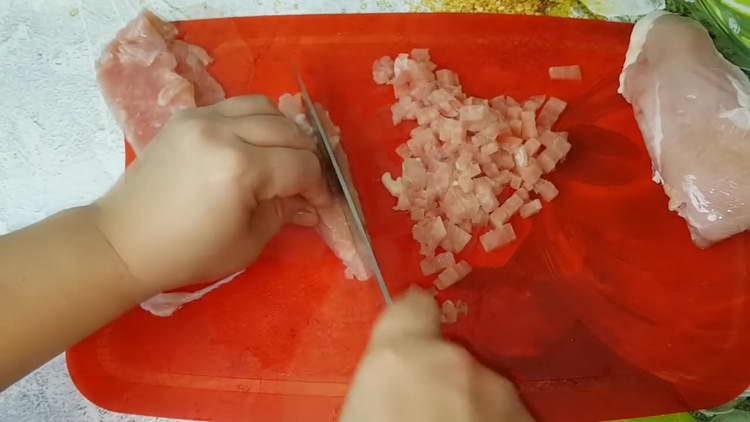 нарязайте на ситно пилето